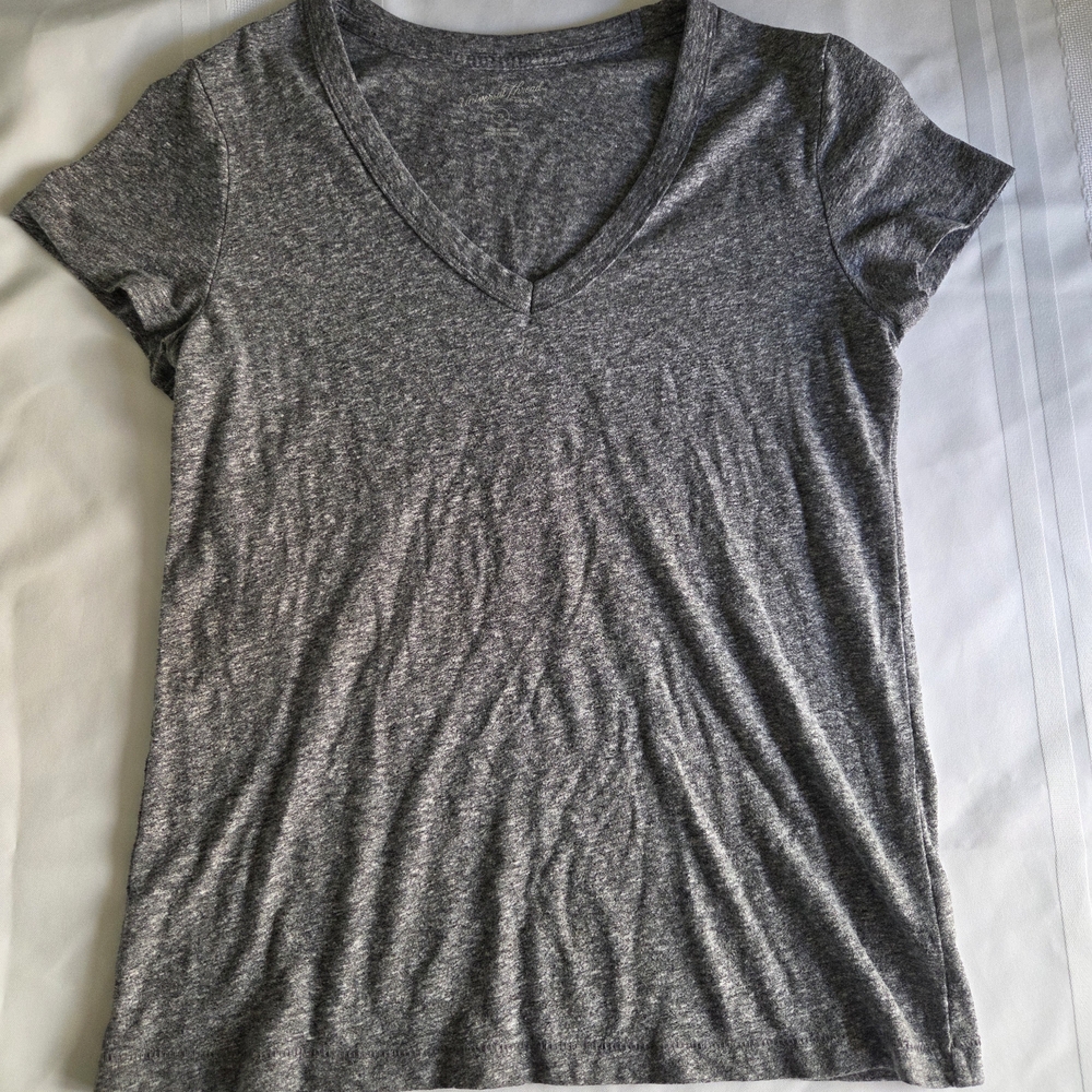 Universal Thread Women’s Heather Gray V-Neck Short Sleeve Tee